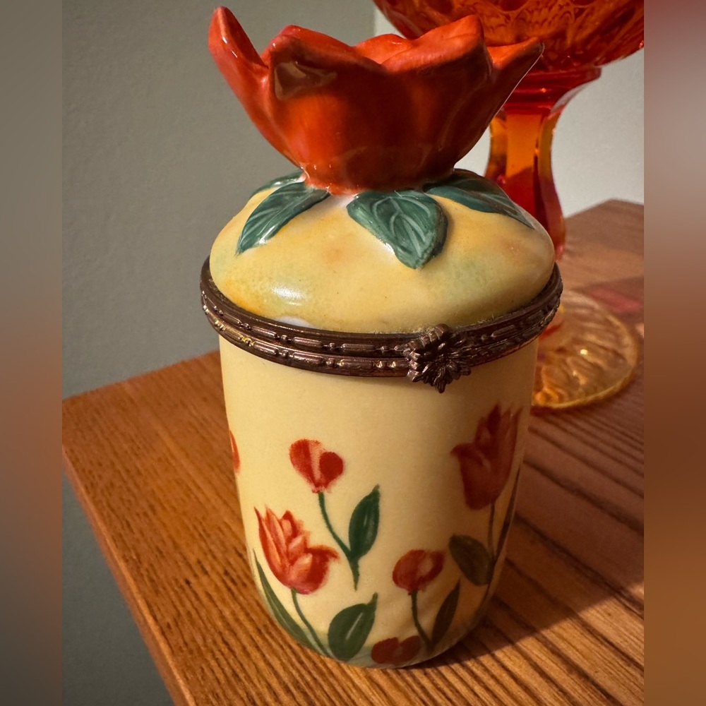 Bombay Company vintage tulip porcelain candle trinket, EUC. 4 1/2” h x 2 1/2” w